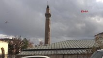 Sivas Tarihi Minareye Zarar Vermemek İçin Hassas Yıkım