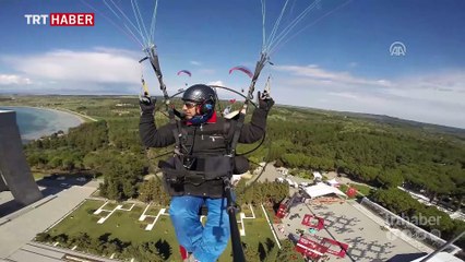 Yamaç paraşütçülerden Şehitler Abidesi üzerinde saygı uçuşu