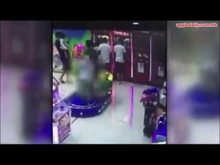 อุทาหรณ์ ! แม่เผลอหันหลังเพียงแป๊ปเดียว ลูกถูกของเล่นทับดับคาที่