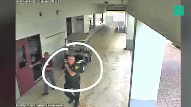 Cette vidéo montre le policier du lycée Parkland rester dehors, sans intervenir, pendant la fusillade