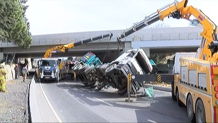 Kamyonun üst geçide çarptığı yerde facia ucuz atlatıldı
