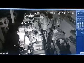 วงจรปิดจับภาพ 2 คนร้ายงัดร้านย่านหาดจอมเทียน