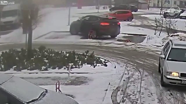 Elle voulait juste sortir de sa place de parking et ça tourne à la catastrophe