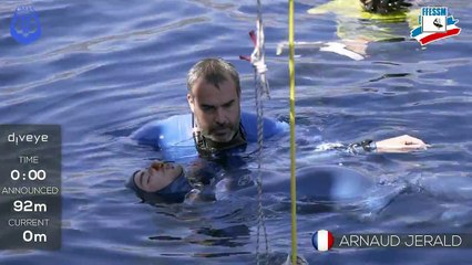 Le Français Arnaud Jerald descend à 92 mètres de profondeur en apnée