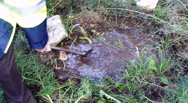 Andria: fuoriesce acqua dal terreno a Castel del Monte, una tubatura rotta