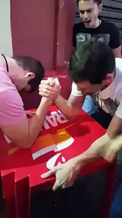 Arm Wrestling fail...OUCH!!