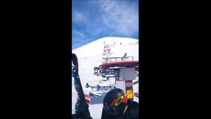 Un télésiège devient fou en Géorgie, les skieurs hurlent d'effroi