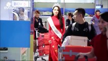 Hoa hậu Hương Giang diện áo dài truyền thống, đội vương miện ra chào người hâm mộ