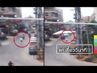 นาทีชีวิต ! ป้ายโฆษณายักษ์ปลิวหล่น เฉียดร่างหนุ่มหวุดหวิด