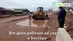 На Иссык-Куле до сих пор строят дорогу. А вот и рабочие, которые черпают воду с дороги лопатами. Зачем они это делают?  Все подробности в видео 