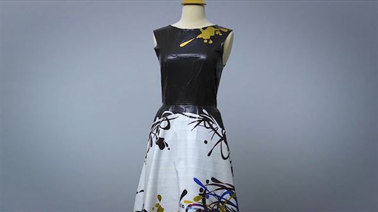 Passt wie angeklebt: Designerin bastelt Gaffa-Kleid