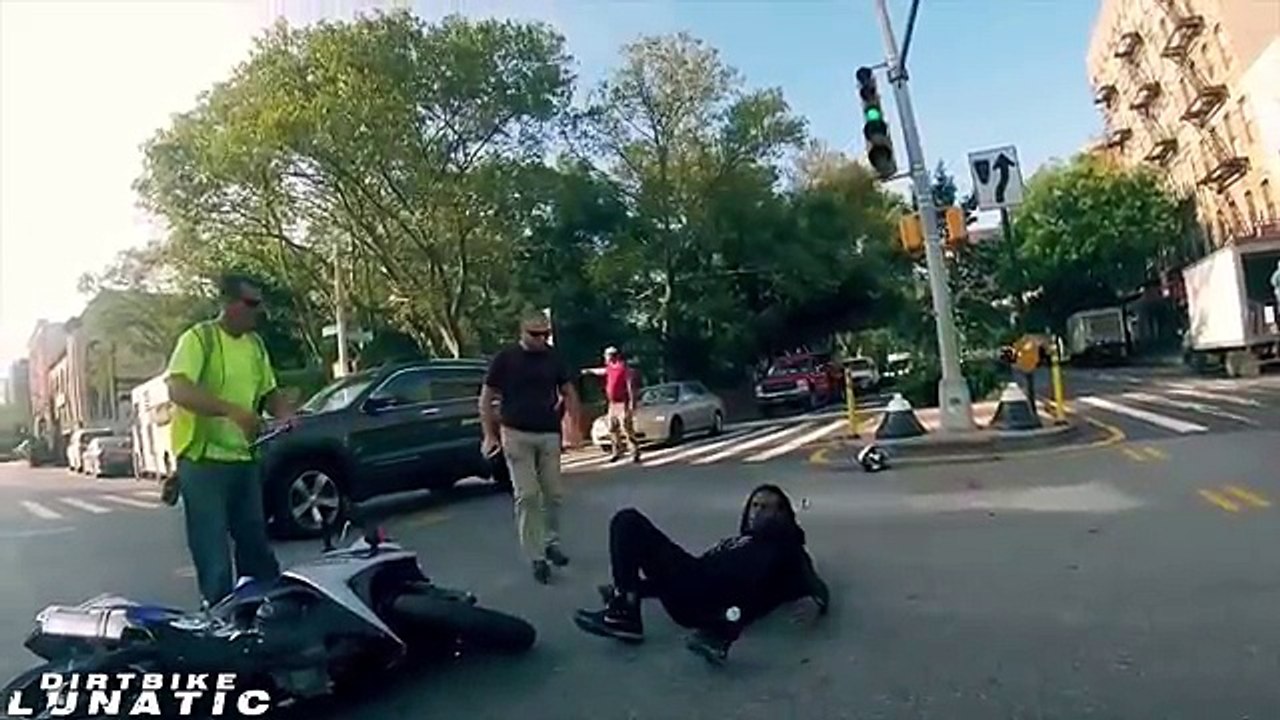 BRUTAL & SCARY MOTORCYCLE CRASHES | BIKERS CRASHING COMPILATION 2017