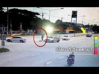 นาทีระทึก ! เก๋งซิ่งพุ่งชนเกาะกลางถนน เดชะบุญสาวใหญ่ยืนอยู่ รอดหวุดหวิด
