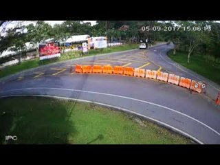 ภาพอีกมุมที่คนขับรถเก๋งชน จยย. 2 นศ. โดยคนขับไม่ได้หนี