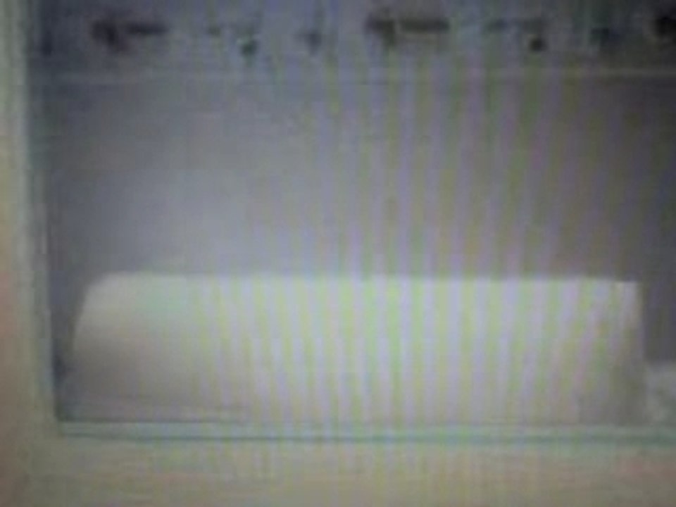 Un con qui joue a cache-cache devant sa cam