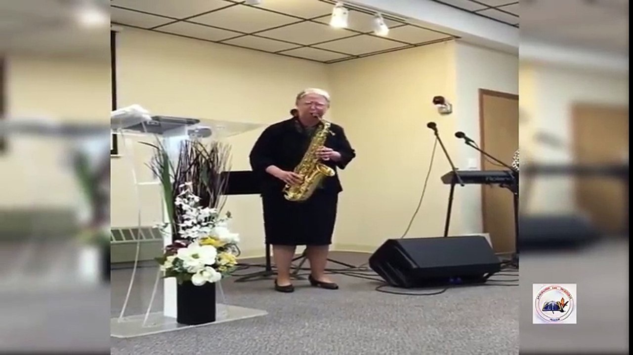 HERMANA MAYOR ALABA TOCANDO EL SAXOFÓN ...