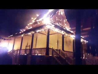 คลิปสะเทือนใจ ไฟไหม้ศาลาวัดไม้สักโบราณกว่า 100 ปี วอดทั้งหลัง