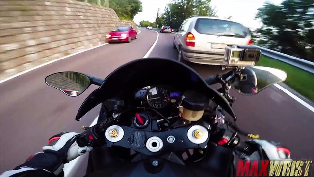 YAMAHA R1 GOING INSANE IN TRAFFIC MAXWRIST GOLD