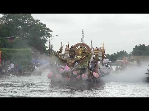 หนึ่งเดียวในโลก 'ประเพณีรับบัว' นมัสการหลวงพ่อโต ล่องตามคลองสำโรง