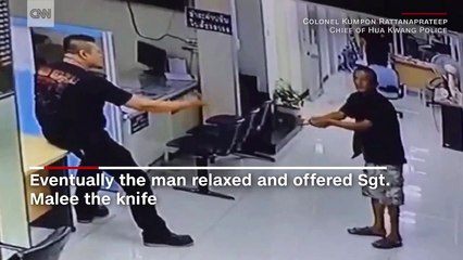 Un policier calme un homme armé d'un couteau... et lui fait un câlin