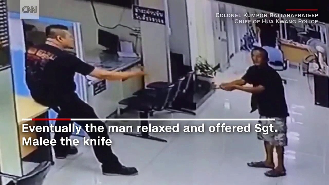 Un policier calme un homme armé d'un couteau... et lui fait un câlin