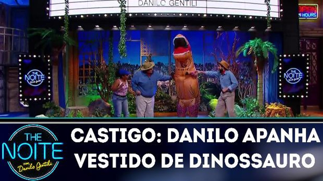 Castigo: Danilo apanha vestido de dinossauro