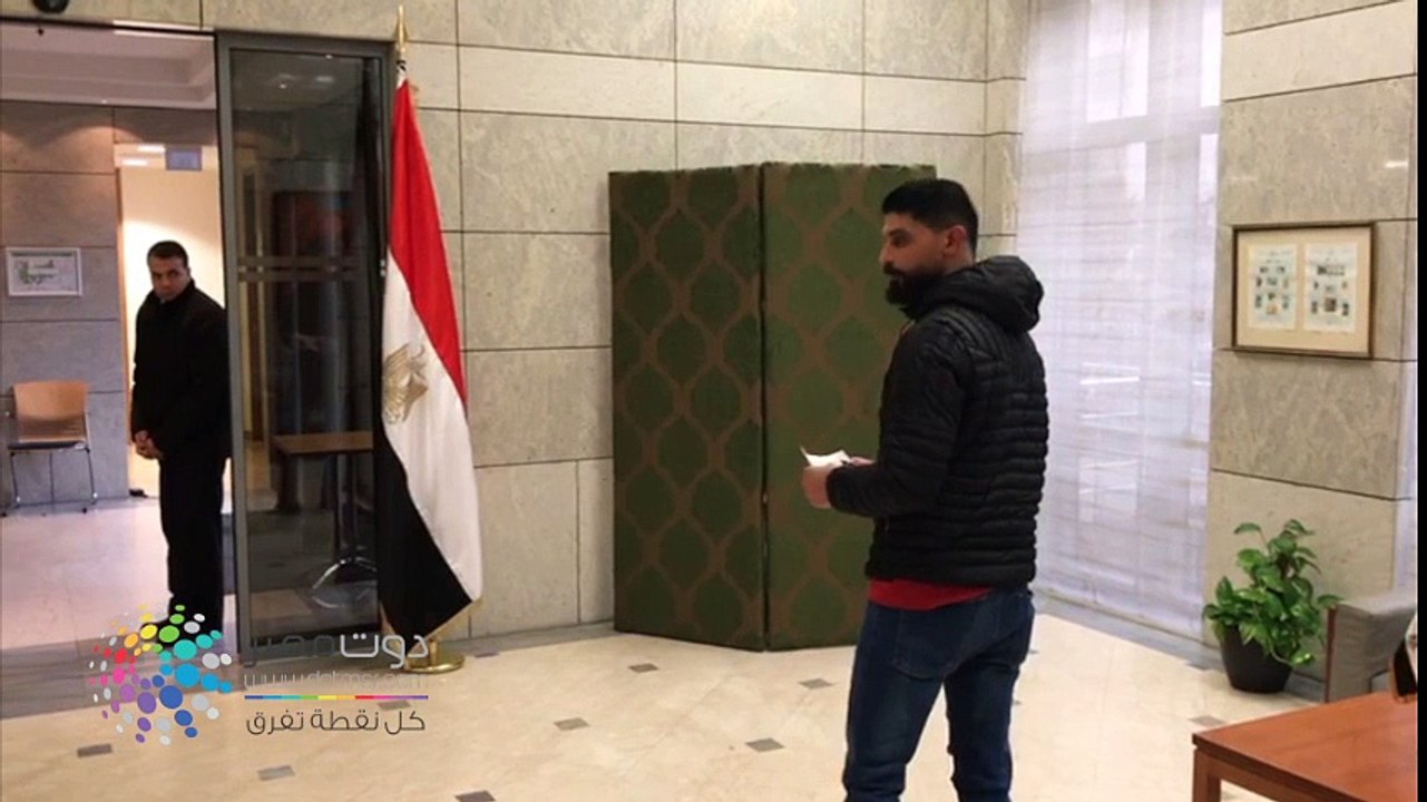 دوت مصر| استمر تدفق الناخبين على السفاره المصريه ببرلين خلال تواجد عضو البوندستاج بمقر السفارة