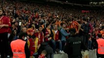Galatasaray Taraftarından Derbi Öncesi Coşkulu Destek! - 4 Hd