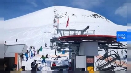 Un fallo en un telesilla en Georgia lanza a los esquiadores