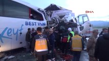 Muş Kamyon ile Yolcu Otobüsü Kafa Kafaya Çarpıştı: 1 Ölü, 40 Yaralı