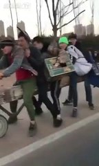 Petit scooter transformé en transport en commun... Futé