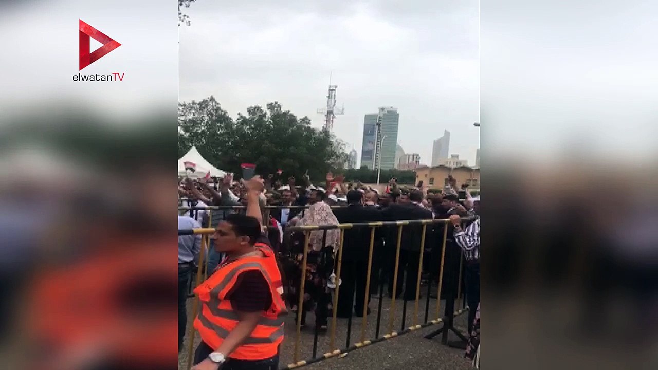 المصريون في الخارج يرددون أغنية "قالوا إيه" أثناء التصويت في انتخابات الرئاسة