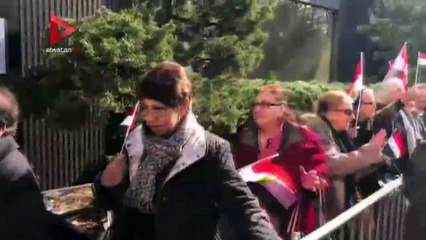 سيدات يهتفن "تحيا مصر" خلال التصويت في انتخابات الرئاسة بأمريكا