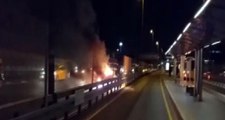 Otomobil, Metrobüs Durağı Önünde Alev Alev Yandı