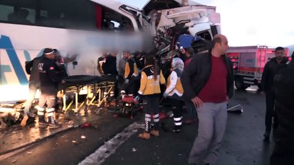 Muş'ta otobüsle tır çarpıştı: 1 ölü, 40 yaralı