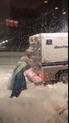La Reine des Neiges libère une voiture de police toute seule