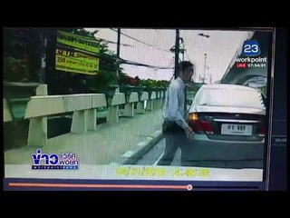 เก๋งเปลี่ยนเลนกระทันหัน เบียด จยย.  กระแทกฟุตบาทล้ม |ข่าวเวิร์คพอยท์| 25 ม.ค. 61