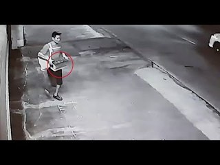 วงจรปิดจับภาพ 'โจรแสบ' ฉกแบตเตอรี่รถยนต์ในร้าน