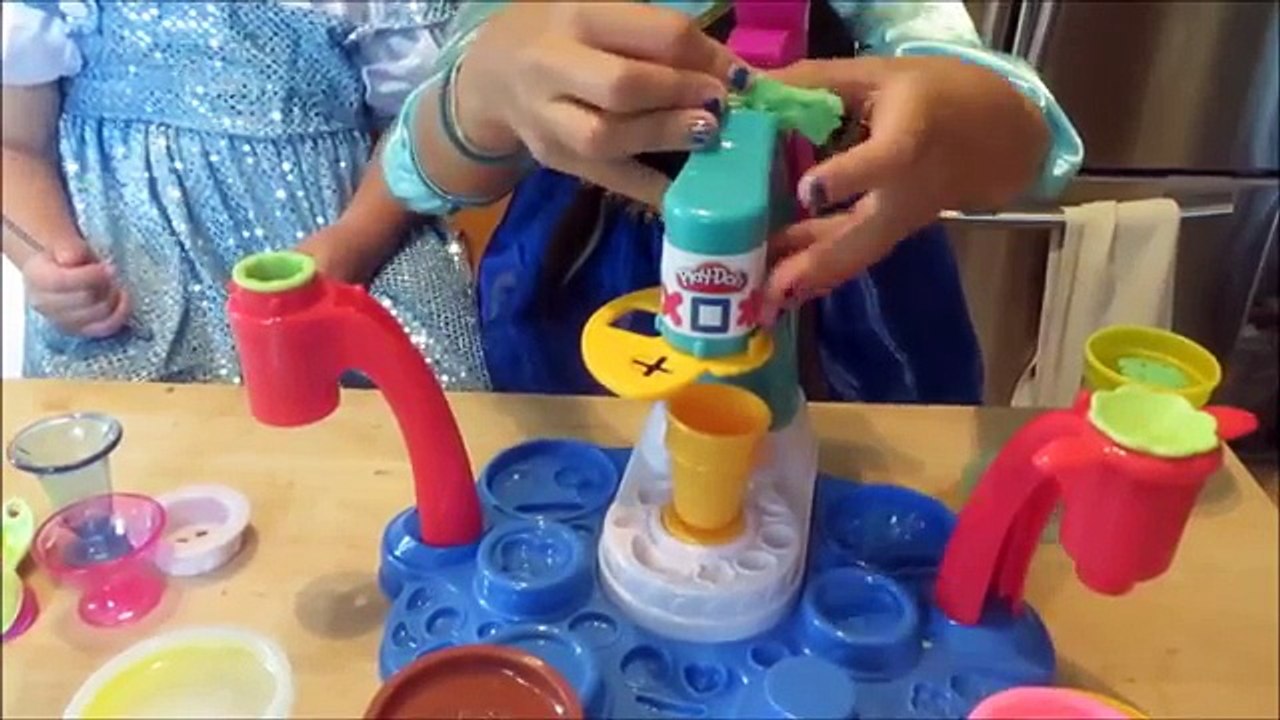 NEW Play Doh ★ Magic Ice Cream Swirl Shop Playset- La Cremerie featuring Frozen Anna & Elsa