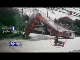 หนุ่ม จยย. พ่วงหวิดสิ้นชื่อ ลมพัดซุ้มงานวัดพังถล่ม   l ข่าวเวิร์คพอยท์ (เที่ยง) l 13 ก.พ. 61