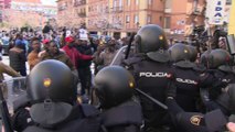 Cargas policiales en Lavapiés tras la llegada del cónsul