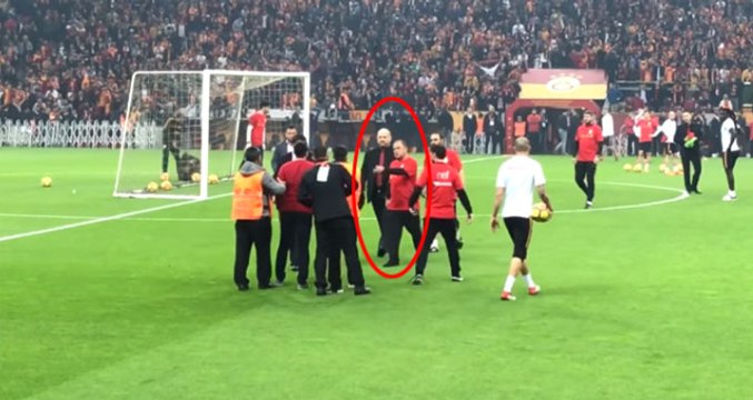 Fatih Terim Sahaya Giren Taraftarı Güvenliklerin Elinden Aldı