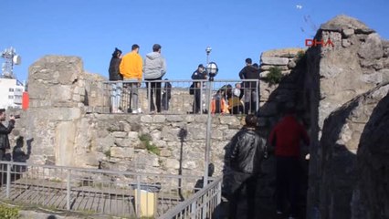 Sinop Kale Sur Duvarına Çıkan Genç Kız İntihar Girişiminde Bulundu