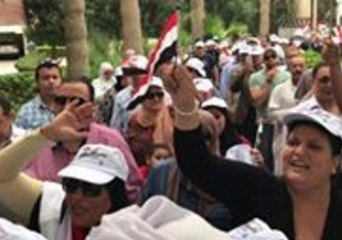 Thousands of Egyptians Line Up to Vote Outside Embassy in Kuwait