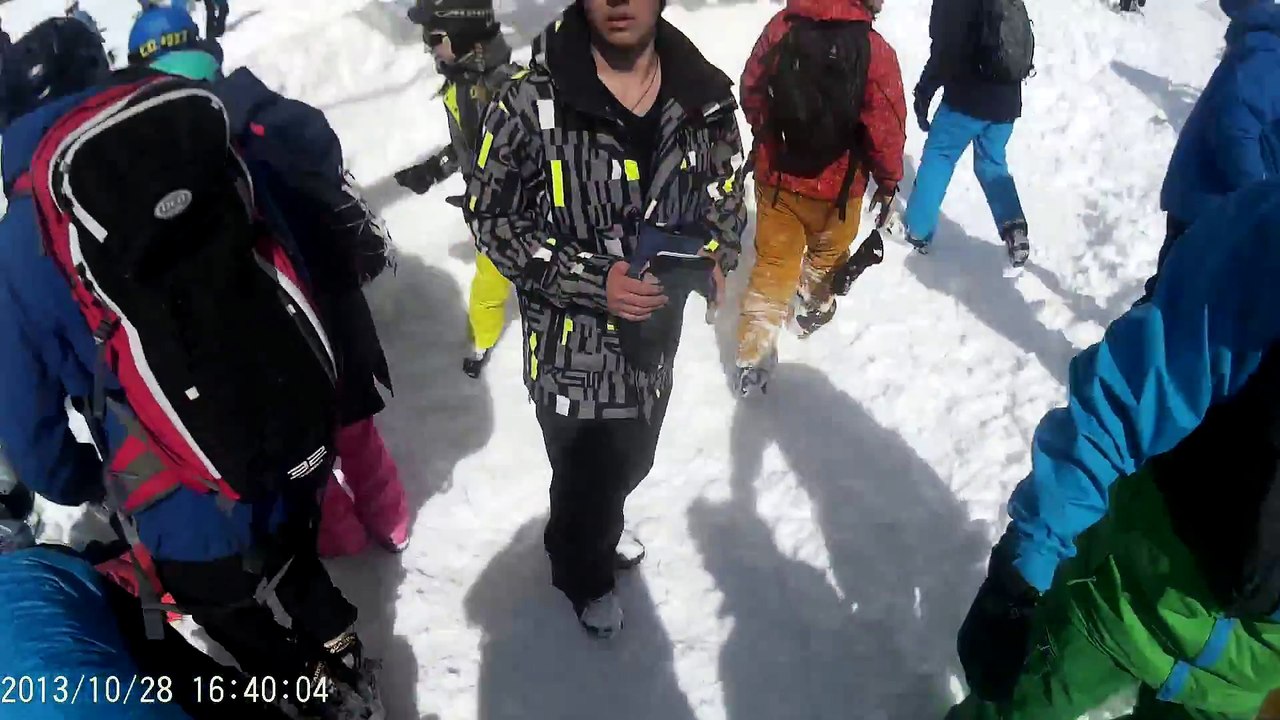 Un snowboardeur filme le moment terrible où le télésiège s'emballe et blesse plusieurs skieurs.