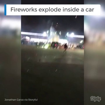 Des centaines de feux d'artifices se mettent à exploser dans une voiture... Chaud