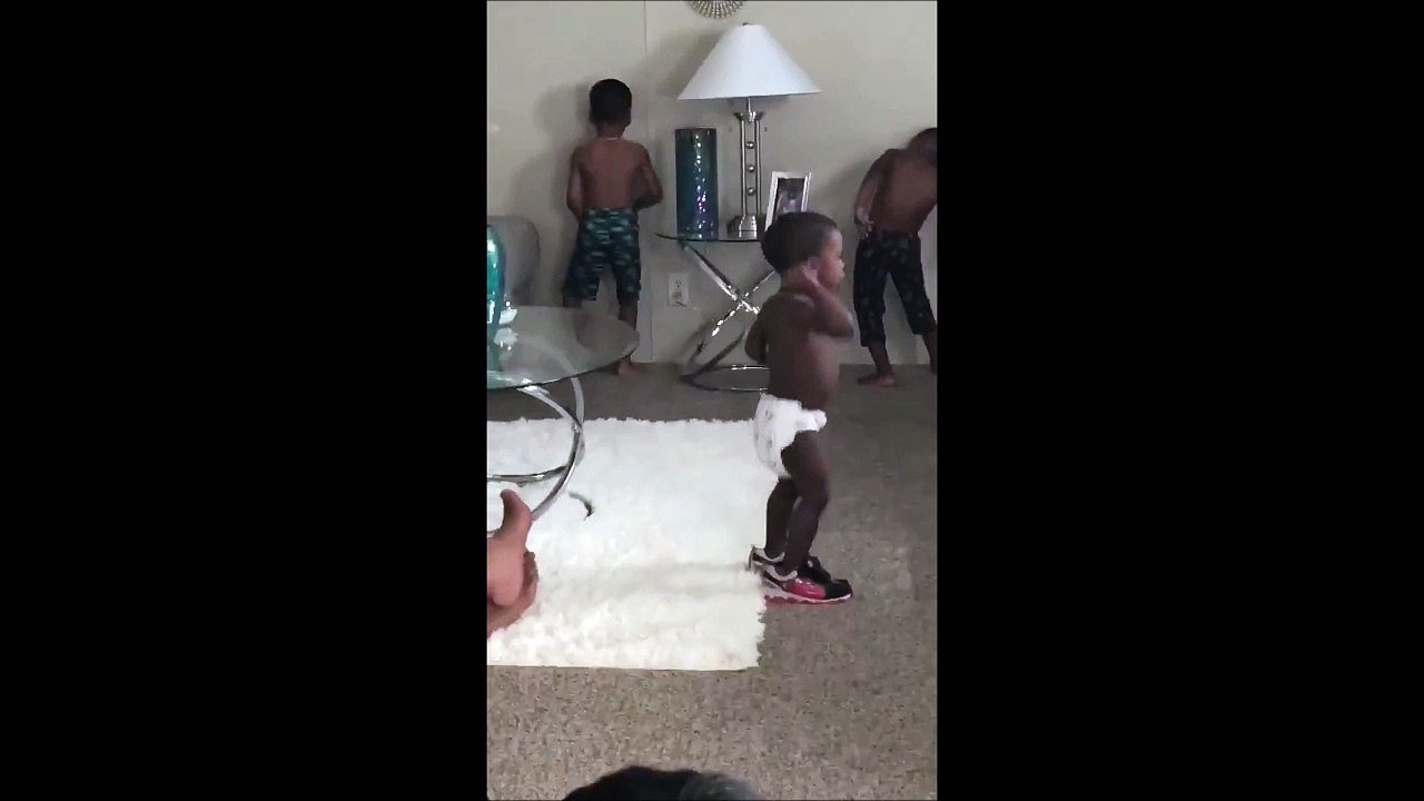 Même punis, ces gamins ne peuvent pas s’empêcher de danser