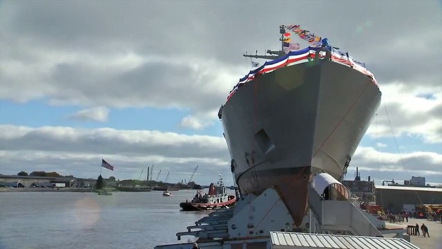 L'impressionnante mise à l'eau de ce bateau de guerre