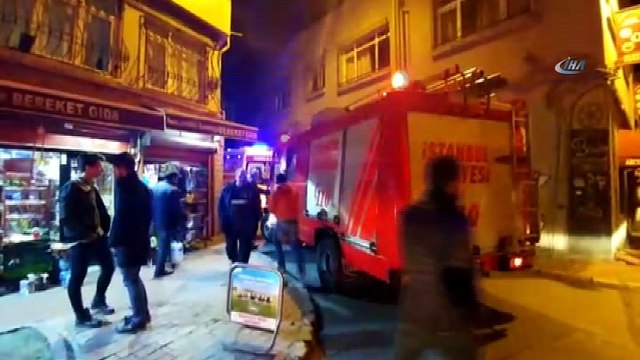 Fatih'te ahşap binada yangın çıktı
