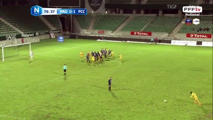 Coup franc doublement repoussé par la défense de Chambly.